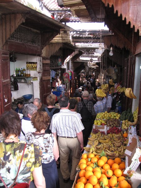 140312_medina fes winkels.jpg - Het is erg druk in de medina, en je kunt het zo gek niet verzinnen of je kunt het er kopen.
